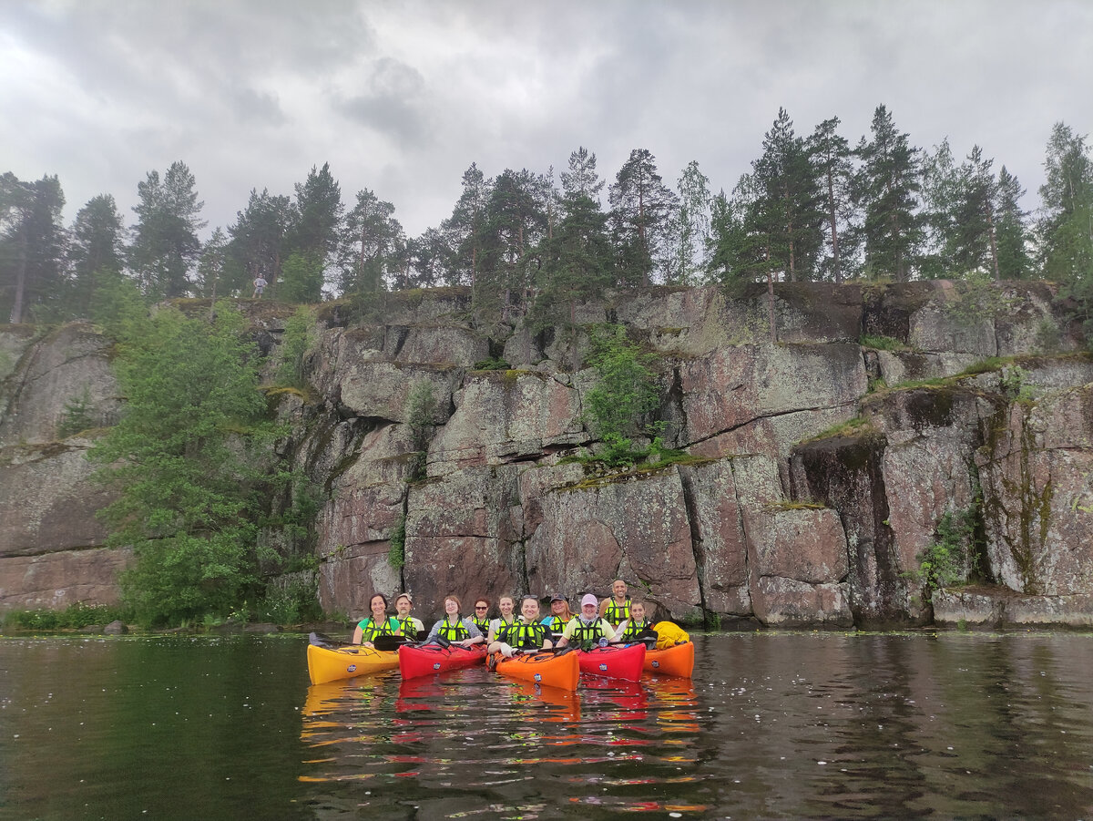 Группа под скалами острова Твердыш