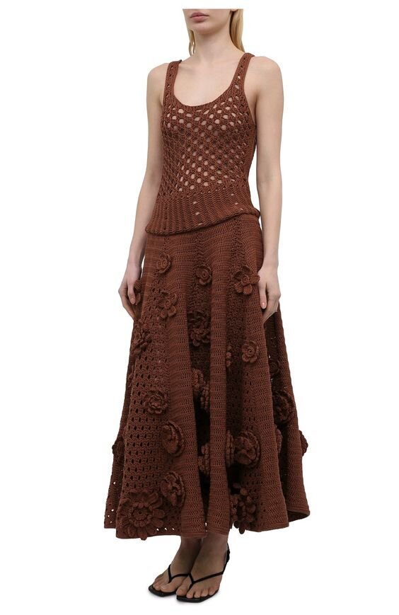 Коричневое вязаное крючком платье VALENTINO - вид спереди. Фото с официального сайта ЦУМ