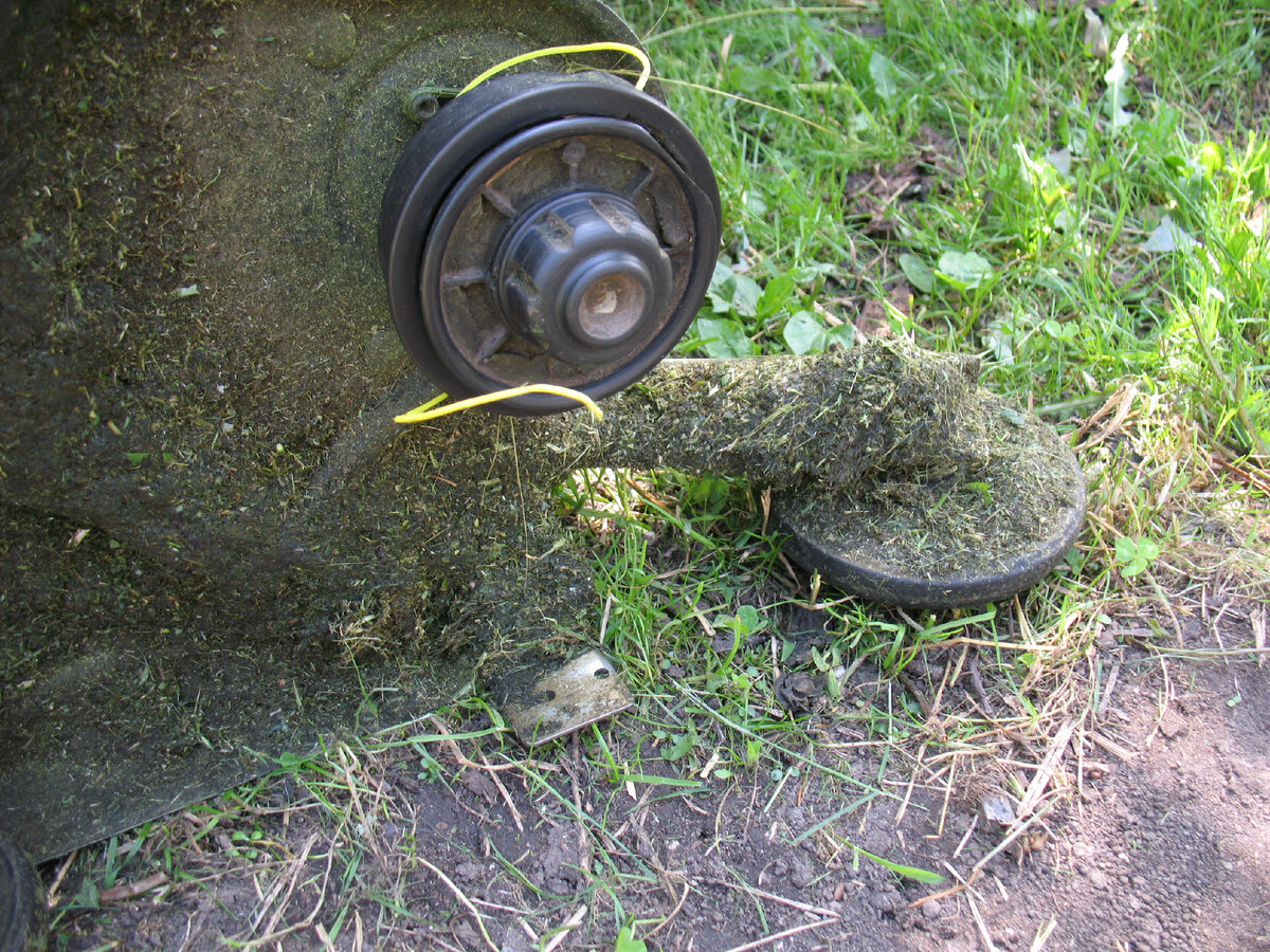 Катушка и нож для обрезания лески