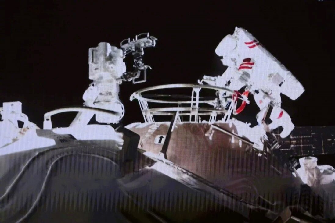 Астронавты установили оборудование во время выхода в открытый космос. Фото: Weibo