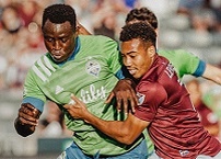 Очередной тур регулярного чемпионата MLS получился богатым на интересные матчи и результаты. В западной конференции большое внимание приковывали к себе два противостояния. Лидер конференции “Сиэтл Саундерс” приехал в гости к хорошо выступающим в нынешнем сезоне “Колорадо Рэпидз”, а ближайшие преследователи команды Брайана Шметцера в таблице “ЛА Гэлакси” и “Спортинг Канзас-Сити” проводили очный матч на поле калифорнийцев. На востоке огромный интерес вызывало противостояние “Коламбуса Крю” и “Нью-Инглэнд Революшн”, так как действующий чемпион открыл новый домашний стадион, и на новоселье к коллективу Калеба Портера приехал лидер конференции. Также накануне в MLS случилась первая тренерская отставка сезона. “Торонто” после унизительного поражения от “Ди Си Юнайтед” уволил Криса Армаса. Итоги выходных в Главной лиге соккера ФНК подвёл в данном обзоре. 

Камбэк “Коламбус Крю” в первом матче на новом стадионе

В одном из главных матчей уик-энда “Коламбус Крю” у себя дома принимал “Нью-Инглэнд Революшн”. Эта игра стала премьерной для действующего чемпиона на “Lower.com Филд”. Естественно, команда Калеба Портера рассчитывала отметить новоселье победой в противостоянии с лидером восточной конференции. Но на деле хозяева очень тяжело входили в игру. К 30-й минуте “Коламбус” проигрывал с разницей в два мяча. Бьюкенен открыл счёт, успешно головой замкнув фланговую подачу Джонса. А чуть позже Тайон отметился результативной передачей на Боу, и тот поразил ворота Рома ударом в одно касание с близкого расстояния. Чемпион оказался в тяжёлом положении. Однако ещё до перерыва хозяева один мяч сумели отквитать. Зардес подхватил игровой на линии штрафной площади и ударом с разворота направил его в нижний угол ворот Тёрнера. Во второй сорокапятиминутке футболисты “Крю” продолжили оказывать давление на чужие владения, и в середине тайма команда Портера не без доли везения восстановила равновесие. После заброса из глубины поля мяч угодил в Фарелла и предательски для “Нью-Инглэнда” залетел в ворота Тёрнера. В заключительном игровом отрезке “Коламбус” имел все шансы вырвать победу. Под занавес основного времени Тёрнер спас “Революшн”, успешно среагировав на удар Зардеса с близкого расстояния. А уже в компенсированное время Фарелл сполна реабилитировался за свой автогол, сделав сэйв на линии ворот после выстрела Мэцана из убойной позиции. Не выявило победителя это остросюжетное противостояние. “Нью-Инглэнд” по итогам тура сохранил лидерство на востоке, а “Коламбус”, что интересно, выпал из зоны плей-офф, опустившись на девятую позицию. 

”Спортинг Канзас-Сити” догнал “Сиэтл Саундерс” на западе

На западе большой интерес к себе приковывали два противостояния. Лидер конференции “Сиэтл Саундерс” приехал в гости к “Колорадо Рэпидз”, находившимся на четвёртом месте. Уже на 5-й минуте команда Брайана Шметцера могла открыть счёт, но после удара Руидиаса с близкого расстояния мяч угодил в перекладину ворот Ярбро. Зато незадолго до перерыва гости своего добились и вышли вперёд. Алекс Рольдан успешно сыграл на перехвате на подступах к чужой штрафной площади и нанёс плотный удар, с которым Ярбро справиться не сумел. Однако в начале второй половины встречи “Колорадо” удалось восстановить паритет. Барриос подхватил мяч после перевода от Вайнса и выстрелом с близкого расстояния поразил владения Кливленда. В оставшееся время команда Робина Фрейзера была ближе к победе. На 76-й минуте Барриос вполне мог оформить дубль, но пробил в штангу из очень хорошей позиции. Счёт до финального свистка больше не изменился. Боевая ничья.

В другой важной западной разборке занимавший третье место “ЛА Гэлакси” у себя дома принимал находившийся на второй позиции “Спортинг Канзас-Сити”. Уже перед началом поединка хозяева понесли весомую потерю. Чичарито на разминке получил повреждение икроножной мышцы и не смог выйти на поле. Тем не менее, в первом тайме калифорнийцы владели игровым преимуществом и имели несколько отличных шансов забить, однако Кабрал не попал в створ с близкого расстояния, а удары Субака и Грансира с близкого расстояния потащил Мелия. Уже по ходу второй сорокапятиминутки хорошую возможность вывести вперёд команду Грега Вэнни не использовал Васкес, пробивший мимо цели из многообещающей позиции. “Спортинг Канзас-Сити”, в свою очередь, находил возможности для организации контрнаступлений, однако опасные моменты у ворот Бонда возникали нечасто. Тем не менее, гости уже в концовке встречи наказали соперника за расточительность. На 81-й минуте коллектив Питера Вермеса открыл счёт. Эрнандес здорово накрыл прессингом Салдану, вынудив Адама допустить потерю. Расселл подхватил снаряд и нанёс плотный удар, с которым Бонд справился, но на добивание в исполнении Джонни вратарь “ЛА Гэлакси” среагировать не сумел. Естественно, хозяева бросились отыгрываться, однако организовать взятие ворот Мелии им так и не удалось. Более того, уже в компенсированное арбитром время Шелтон из центрального круга убежал на рандеву с вратарём и удвоил преимущество “Спортинга Канзас-Сити”, сняв все вопросы о победителе. Благодаря этой победе команда Вермеса догнала “Сиэтл Саундерс” в турнирной таблице. На западе сформировалось двоевластие.  

Унижение “Торонто” в Вашингтоне привело к отставке Армаса

“Торонто” в плачевном состоянии подходил к гостевому матчу против “Ди Си Юнайтед”. Перед выездом в Вашингтон канадский коллектив имел серию из пяти поражений подряд. В столице США команда Криса Армаса не смогла выйти из пике. Более того, она достигла низшей точки своего падения, потерпев ужаснейшее поражение. Уже к середине первого тайма все вопросы относительно исхода данного противостояния были сняты, так как хозяева заработали преимущество в три гола. Паредес и Роберта организовали взятие ворот Боно, а Присо отметился автоголом. Футболисты “Торонто” на это смогли ответить сопернику забитым мячом в исполнении Акинолы незадолго до перерыва. На большее гости не сподобились. А второй тайм превратился для канадцев в самый настоящий кошмар. “Торонто” был унижен, пропустив четыре мяча в течение девятнадцати минут. Три гола команда Армаса пропустила, играя в меньшинстве, так как после результативного удара Арриолы удаление схлопотал Завалета. Камара, Асад и Йоу своими точными выстрелами зафиксировали окончательный результат. “Торонто” потерпел самое крупное поражение в истории франшизы и по итогам тура опустился на последнее место в таблице западной конференции. На следующий день после матча Крис Армас предсказуемо был уволен с поста главного тренера канадского коллектива. Первая тренерская отставка сезона состоялась. 

Первая домашняя победа “Остина”

“Остин” с третьей попытки всё же смог одержать историческую для франшизы первую домашнюю победу. Техасцы в родных стенах разгромили “Портленд Тимберс”. Команда Джоша Волффа открыла счёт на 28-й минуте. Автором первого домашнего гола “Остина” стал Галлахер, ударом в одно касание замкнувший передачу Почеттино с правого фланга. Находясь на эмоциональном подъёме, техасцы вскоре удвоили своё преимущество в счёте. Фагундес поразил ворота Кларка после оплошности обороны “Портленда”. “Дровосекам” незадолго до перерыва удалось один мяч отквитать незадолго до перерыва. Эбобисс ударом из пределов вратарской замкнул прострел Лории. Добиться большего коллектив Джованни Саваресе не сумел. Вторая сорокапятиминутка прошла полностью под диктовку “Остина”. В дебюте второго тайма Хименес должен был возвращать своей команде преимущество в два гола, но Эктор со считанных метров зарядил в перекладину. Зато в заключительном игровом отрезке хозяева дважды поразили владения Кларка и довели дело до итогового разгрома. Сначала Ринг головой направил мяч в цель после подачи Домингеса со штрафного, а окончательный счёт установил Хименес. Команда Волффа по итогам тура занимает десятое место в таблице западной конференции, а “Портленд” опустился на восьмую позицию. 

”Нью-Йорк Ред Буллз” оборвали победную серию “Орландо Сити”

“Орландо Сити”, находившийся на втором месте в таблице восточной конференции, неудачно сыграл в прошедшие выходные. Флоридцы дома уступили “Нью-Йорк Ред Буллз”. “Быки” открыли счёт уже на 6-й минуте. Вернувшийся с Кубка Америки Кассерес поразил ворота Остина обводящим ударом с линии штрафной площади. Хозяева незадолго до перерыва получили отличную возможность восстановить равновесие. Они заработали пенальти, однако экс-полузащитник “Краснодара” Перейра не сумел переиграть Коронела. Уругвайский полузащитник “Орландо Сити” сумел частично реабилитироваться за нереализованный одиннадцатиметровый на исходе часа игрового времени. Перейра снабдил результативной передачей Мюллера, и Крис поразил цель ударом с близкого расстояния. Однако добиться положительного результата команде Оскара Парехи не удалось. На 79-й минуте Фабио поразил владения противника и принёс победу “Ред Буллз”. Первое домашнее поражение в сезоне не повлияло в негативную сторону на положение “Орландо Сити” в таблице. Флоридцы пока удерживают за собой вторую позицию на востоке. Ньюйоркцы же поднялись на седьмое место.

”Нэшвилл” закончил беспроигрышную серию “Филадельфии Юнион”

Восьмиматчевая беспроигрышная серия “Филадельфии Юнион” подошла к концу. Команда Джима Кёртина в прошедший уик-энд в гостях проиграла “Нэшвиллу”. Судьбу данного противостояния решил единственный забитый мяч. Уже на 2-й минуте Сапонг поразил ворота бывшей команды ударом из пределов штрафной площади. Гости по ходу встречи имели несколько возможностей исправить ситуацию, однако игроки “Филадельфии” ими не воспользовались. Слабый матч провела команда Кёртина. Несмотря на поражение, “Юнион” остались на третьем месте в таблице восточной конференции. “Нэшвилл” же благодаря победе поднялся на четвёртую позицию по итогам тура. 

”Атланта Юнайтед” разгромлена в Чикаго

Не лучшим образом в последнее время идут дела у “Атланты Юнайтед”. Команда Габриэля Хайнце до шести игр продлила свою беспроигрышную серию, крупно уступив на выезде “Чикаго Файр”. Коллектив Рафаэля Вики мощно провёл заключительный отрезок первого тайма и к перерыву заработал преимущество в два гола. На 34-й минуте после удара Алиседы мяч, срикошетив от ноги Адамса, залетел под перекладину ворот Гузана. А уже в добавленное время Алиседа уже без помощи рикошетов оформил дубль, чётко пробив в дальний угол с линии штрафной площади. На достигнутом футболисты “Файр” и лично Алиседа не остановились. На 58-й минуте хозяева организовали образцовую контратаку, увенчавшуюся результативным ударом вернувшегося с Евро-2020 Франковского после передачи Алиседы. “Атланта” же не наиграла даже на гол престижа. Хотя, на последних минутах Морено отметился попаданием в перекладину ворот Шаттлуорта. Убедительная победа позволила “Чикаго” выйти на двенадцатую позицию в таблице востока. 

”Интер Майами” продолжает проигрывать

Совсем плохо идут дела у “Интера Майами”. Поражение от “Монреаля” стало пятым подряд для команды Фила Нэвилла. Исход данного противостояния решил единственный забитый мяч. Незадолго до перерыва “Монреаль” провёл отличную атаку сходу, завершившуюся результативным ударом Чойньера. Набрав три очка, команда Уилфрида Нанси поднялась на восьмое место в таблице восточной конференции, а “Интер Майами” опустился на предпоследнюю тринадцатую строчку. 

“Лос-Анджелес” увёз победу из Санди

“Лос-Анджелес” с таким же счётом на выезде обыграл “Реал Солт-Лейк”. Три очка команде Боба Брэдли принёс точный удар Сифуэнтеса после изобретательной многоходовой комбинации. Калифорнийцы благодаря победе поднялись в зону плей-офф на западе. Причём, сразу на пятую позицию. 

Ничьи в Миннеаполисе, Фриско и Хьюстоне

В трёх оставшихся матчах тура были зафиксированы ничейные результаты. “Миннесота Юнайтед” разошлась миром с “Сан-Хосе Эртквейкс”. Гости открыли счёт на 15-й минуте. Дибасси потерял мяч под давлением Эспиносы, после чего Кристиан ворвался в штрафную площадь, отпасовал на Коуэлла, и тот поразил цель. Исправить ситуацию команде Эдриена Хита удалось перед перерывом. Калман оказался самым расторопным в чужой штрафной площади и направил мяч в ворота Марцинковского. В середине второй сорокапятимнутки “Миннесота” захватила лидерство. Хозяева заработали пенальти, который Абила не сумел реализовать, пробив во вратаря. Правда, аргентинский нападающий сам подоспел на добивание и отправил снаряд в сетку ворот соперника. Но сохранить победный счёт команда Хита не смогла. Коллектив Матиаса Альмейды от поражения спас Киканович. 

Такой же счёт был зафиксирован в противостоянии “Далласа” и “Ванкувера Уайткэпс”. Техасцы вышли вперёд в середине первого тайма. Пепи головой успешно замкнул подачу Феррейры с правого фланга. Подобное развитие событий гостей не надломило. Более того, канадский коллектив по ходу первой сорокапятиминутки смог не только сравнять счёт, но и захватить лидерство. Сначала Брессан не сумел прервать прострел соперника с правого фланга, чем воспользовался Каваллини и поразил владения Маурера. А в компенсированное время Роуз головой успешно замкнул подачу Кайседо с углового. Избежать домашнего поражения “Далласу” удалось в самой концовке второго тайма. Веселинович после навеса соперника с правого фланга головой направил мяч в собственные ворота. Обидная потеря двух очков для “Ванкувера”.  

Наконец, в Хьюстоне поделили очки “Хьюстон Динамо” и “Цинциннати”. Причём, команды обменялись забитыми мячами уже к 5-й минуте. Пашер открыл счёт эффектным ударом под перекладину после передачи Днункуа. Гости на это моментально ответили голом Барреала, воспользовавшегося позиционным провалом обороны техасцев. Боевая ничья