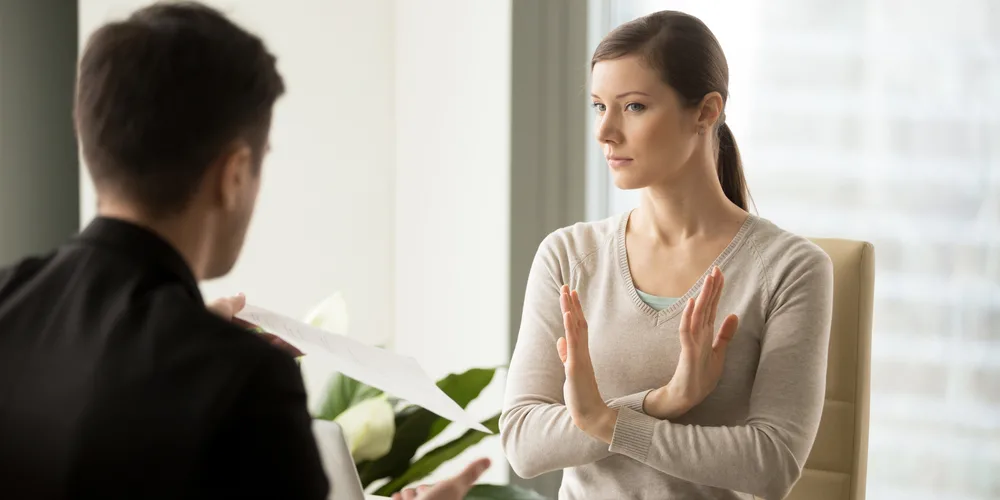 Отказ в просьбе. Фото из открытых источников. Канал ТусоВО!чка.