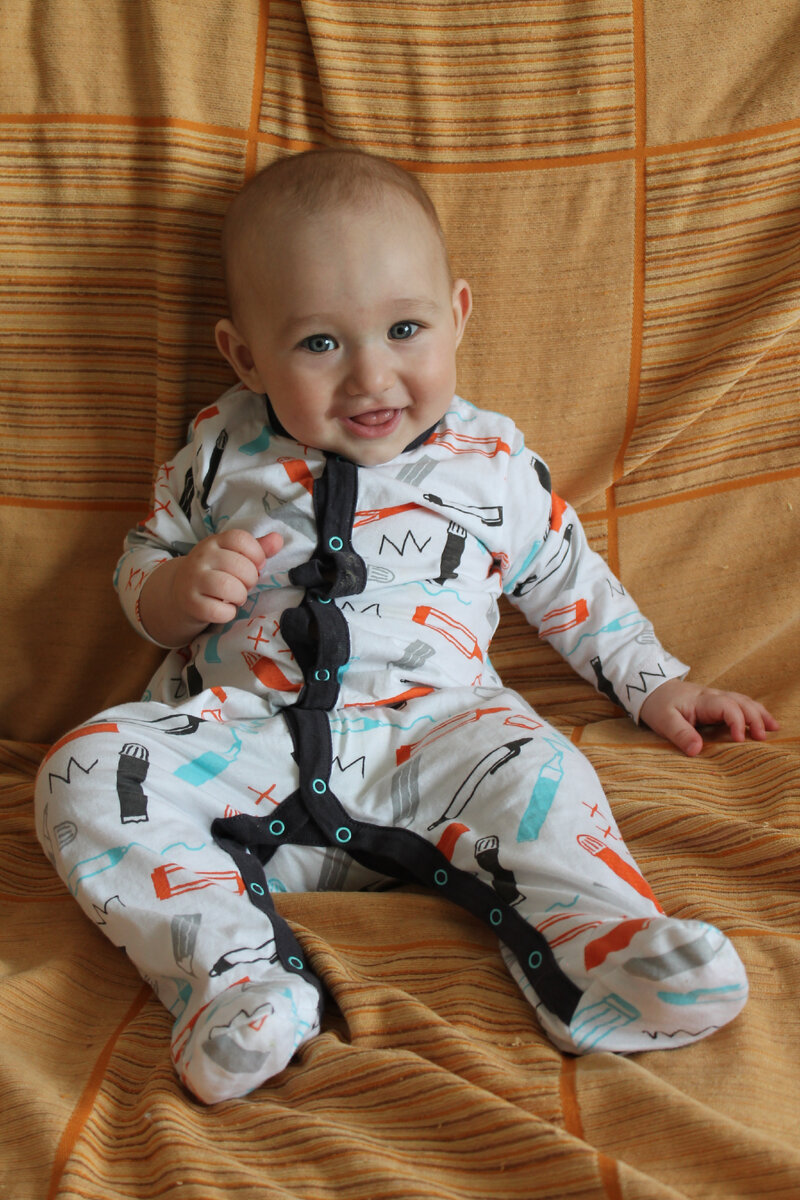 Один из кадров для альбома, где Ромке месяцев 9, так что он уже сидит 