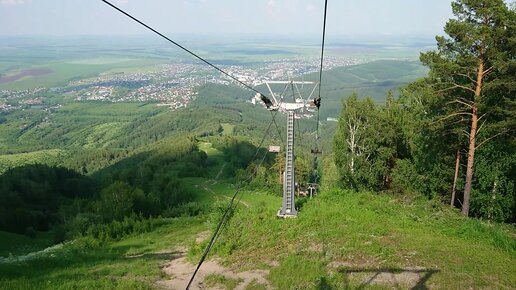 Спуск с вершины горы на Алтае на подъемнике. Ускоренное видео