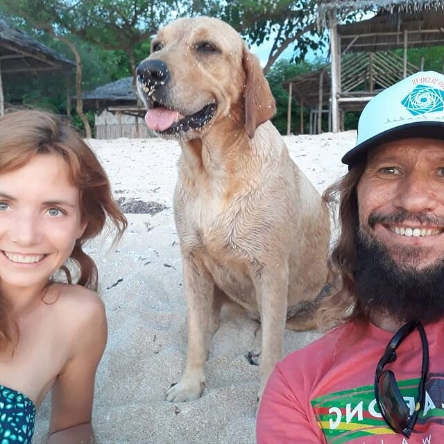 Мы с нашим сумбанским другом