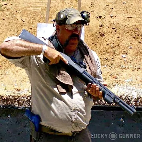 Дэppил Бoлкe – экcпepт пo пpимeнeнию дpoбoвикa в «пoлeвыx уcлoвияx», демонстрирует удержание дробовика в стеснённых условиях. Фото https://www.personaldefenseworld.com/2018/11/4-defensive-shotgun-myths/ 