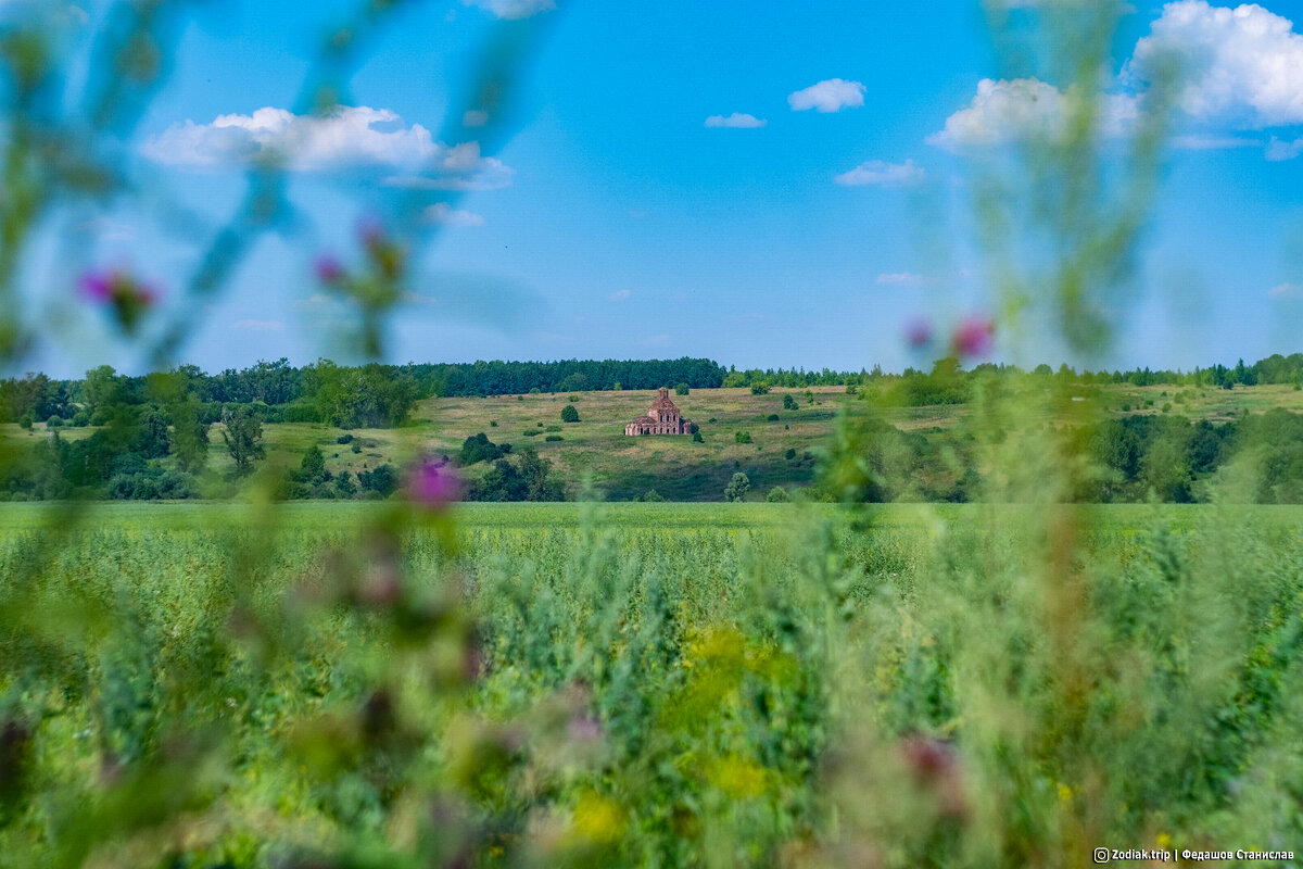 Церковь видна издалека. Стоит она на склоне холма, около реки Рудня.