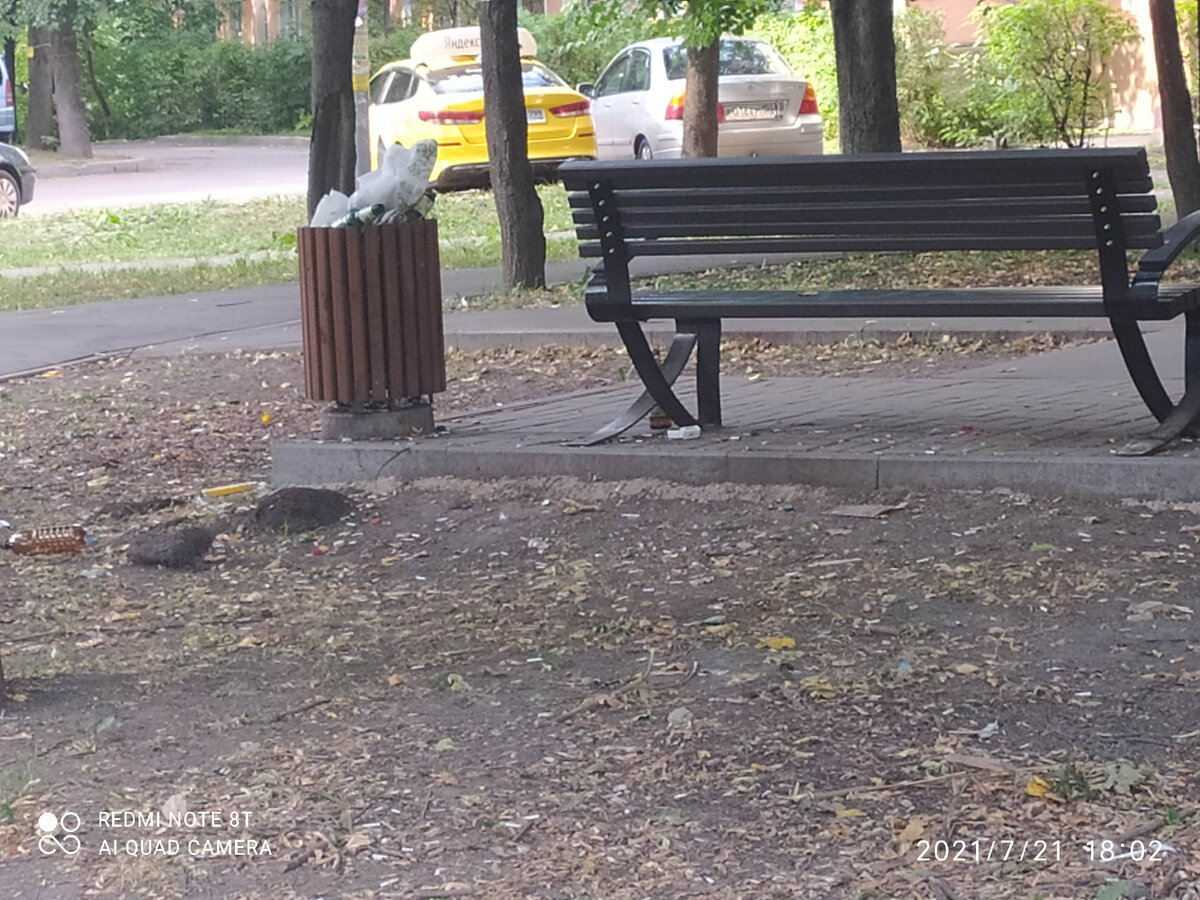 Лавочка при урне. Фото автора.