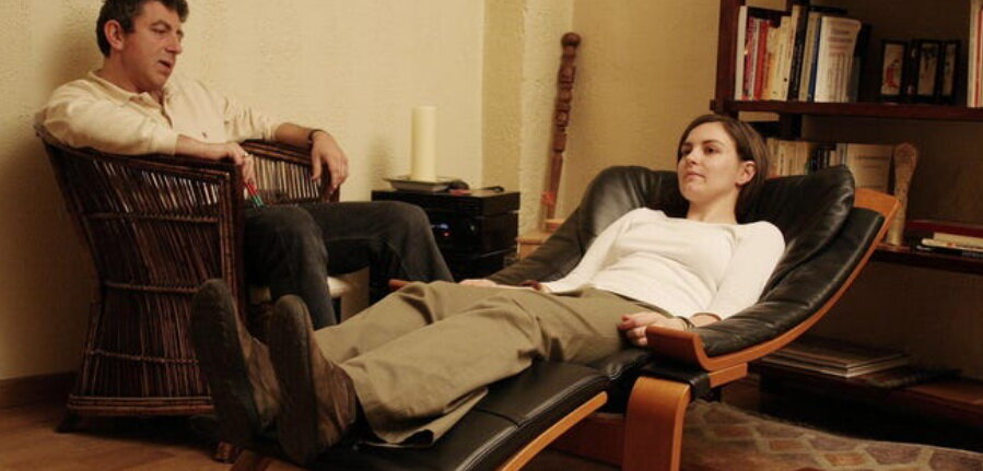 Гипнотерапевт делает сеанс гипноза. (Фото UNIVERSAL IMAGES GROUP ЧЕРЕЗ GETTY IMAGES)