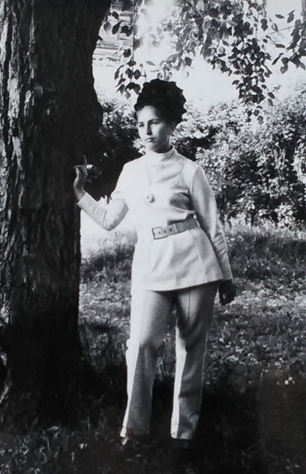 Её-то я и "услышал", когда она сломала свою тоненькую ручку. Фото из личного архива автора. Прошу прощения за качество - фотографии 49 лет.