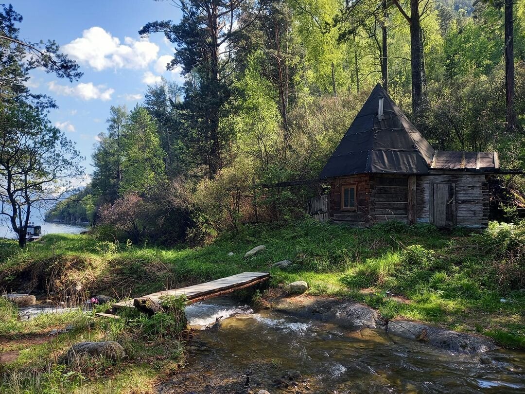 Дом Славы на р. Большие Чили. Телецкое озеро.