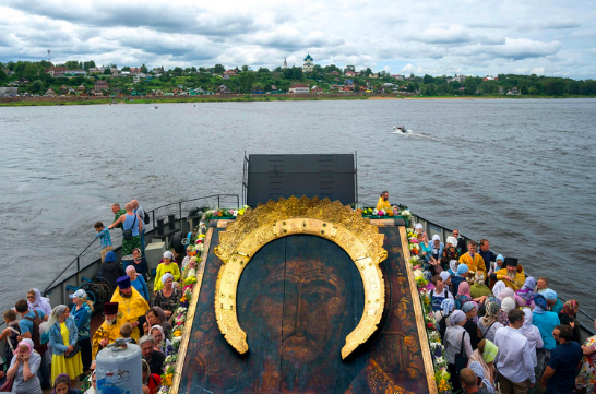 Путешествие самой большой иконы в России. 28 июля 2019 года. Большой крестный ход с образом Спаса Вседержителя переправляется через Волгу на Романовскую сторону Тутаева. Икона занимает привычное место на корме парома. Фото: Татьяна Никитина