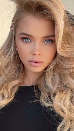 Лингвисты утверждают, что имя Виолетта произошло от латинского слова viola. В переводе с латыни это означает "фиалка", а потому значение имени Виолетта - "фиалка". Наиболее распространенным имя стало в Испании, Франции и Италии. В итальянском языке имя Виолетта имеет парное мужское имя. Это имя Виолетто (Violetto) или более часто употребляемое Виоло (Violo).