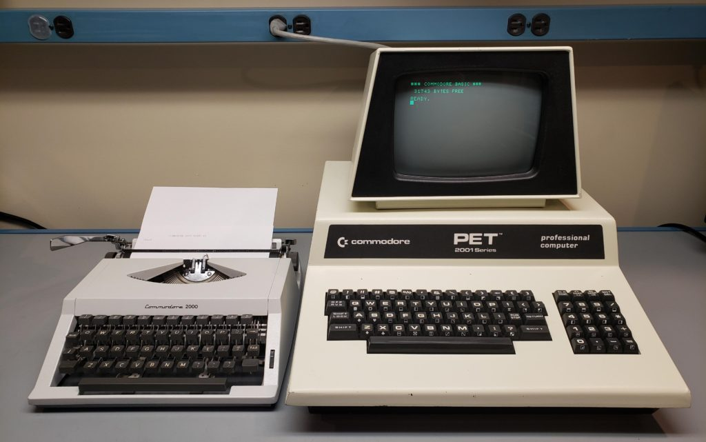 Пишущая машинка Commodore 2000 вместе с ПК Commodore PET 2001 с обновленной клавиатурой. Изображение пользователя Cloudscout