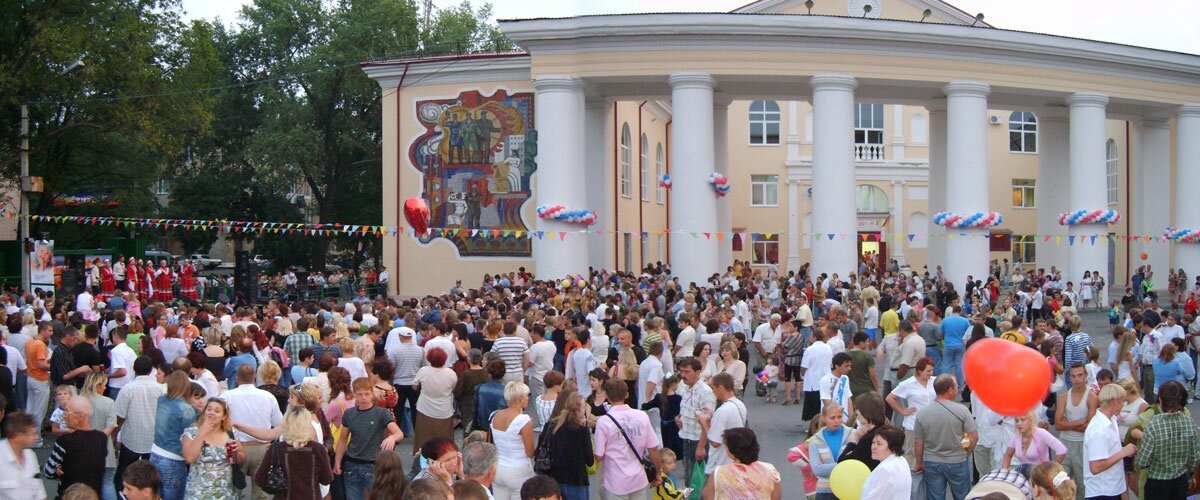 Погода днем гуково. Площадь Ленина Гуково. С днем города Гуково. Дубодел Виктор Николаевич Гуково. Гуково сейчас.