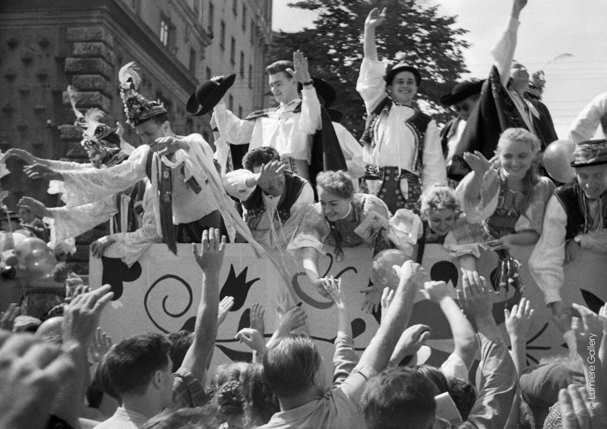 Фестиваль 1957. Международный фестиваль молодежи и студентов в Москве 1957. Всемирный фестиваль молодёжи и студентов 1957 г. Фестиваль молодёжи и студентов в Москве 1957 фото. Фестиваль молодёжи и студентов в Москве 1957 голуби.