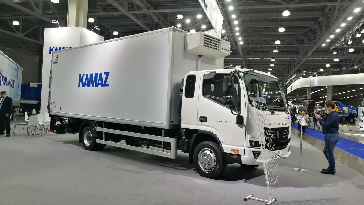 КамАЗ "Компас 9". По сути, это китайский среднетоннажник JAC из семейства N-series с другой "маской" кабины, но представители КамАЗа сказали, что в будущем эту машину локализуют в Набережных Челнах.