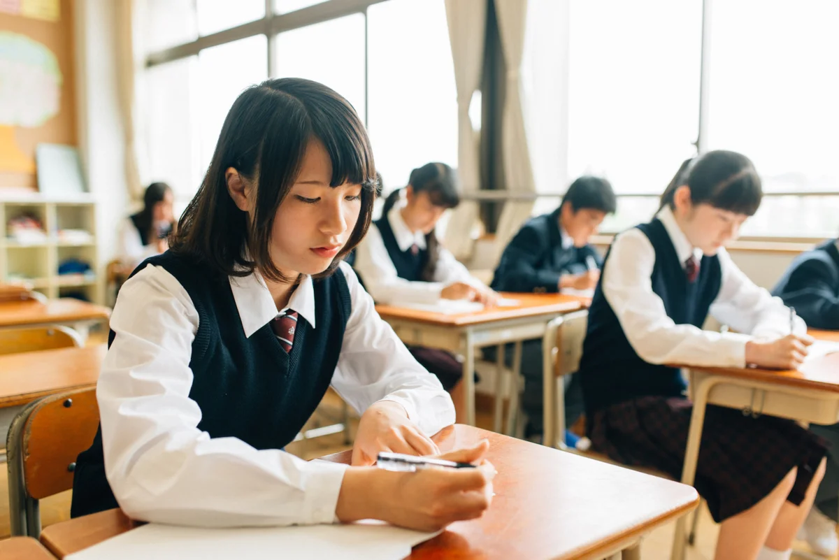 Учиться ли школы. Старшая школа в Японии. Старшая средняя школа в Японии. Школа в Японии средняя школа. Японские ученицы старшей школы.