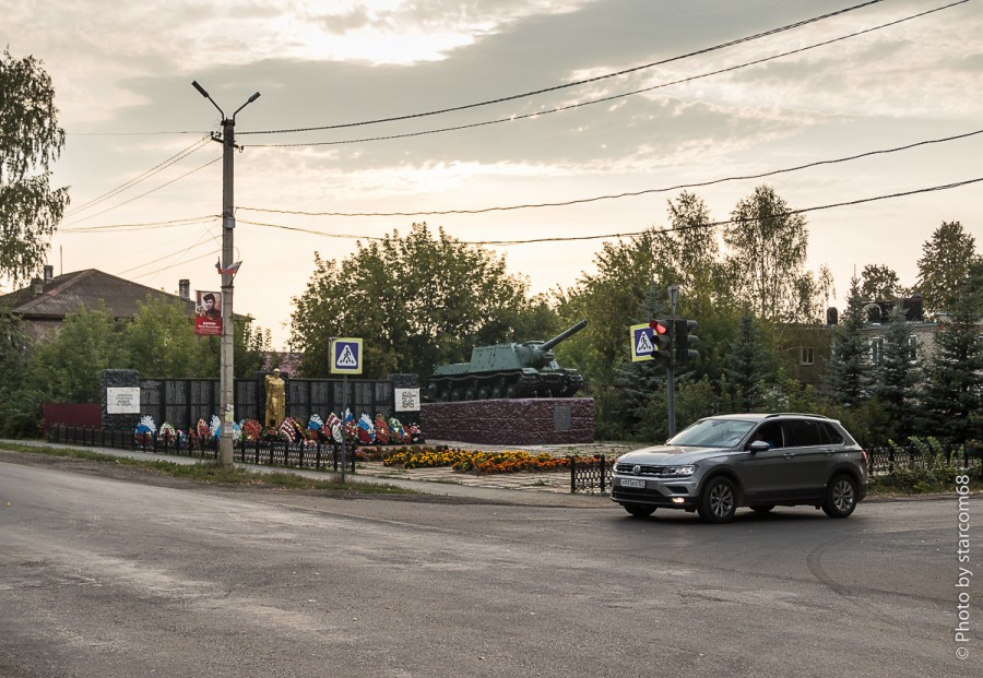 Вид на мемориал с перекрестка улиц Ленина и Гагарина