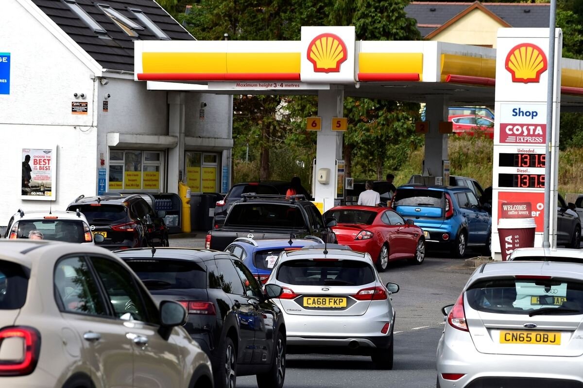 Очереди на бензозаправках в Англии  -небывалые.   фото: картинки  яндекса. 