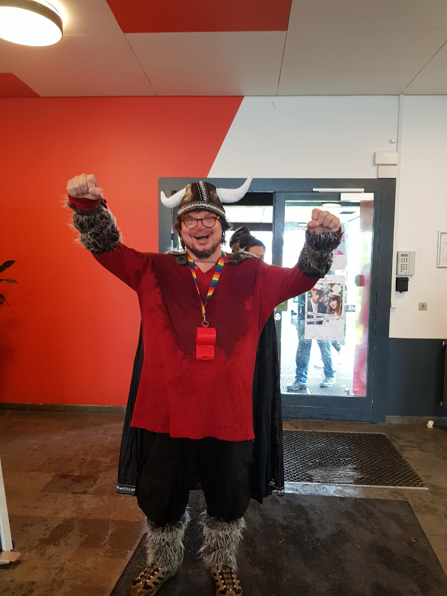 Мой коллега подготовился к дню спорта. Настоящий викинг, правда? 