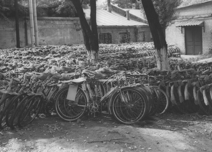 "Затоваривание" велосипедами на Харьковском Велозаводе. Фото 1980-х годов из коллекции Веломузея Андрея Мятиева.