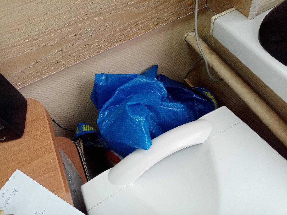 Принес сегодня уже большую сумку, в которой удобно переносить компьютер. На всякий случай..