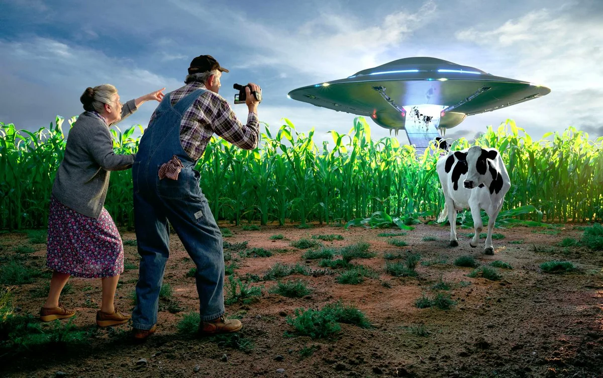 летающая тарелка. нло и корова. летающая тарелка. инопланетяне в живописи. нло похищает корову.