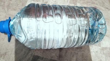 Пластиковая бутылка 5 л. Фото автора. Листаем галерею вправо по стрелке