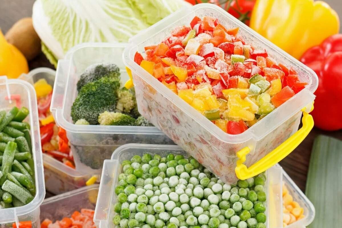 Для сохранения продуктов используют. Заморозка овощей. Замороженные продукты. Замораживание овощей. Продукты овощи.