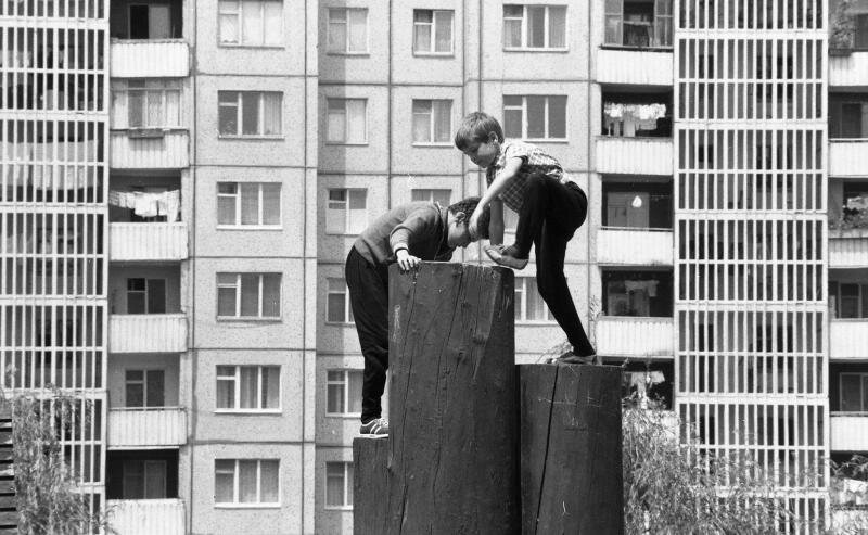 Мальчишки на детской площадке в новом районе, 1985 год. Автор фото - В. Тарасевич.  Источник фото: russiainphoto.ru