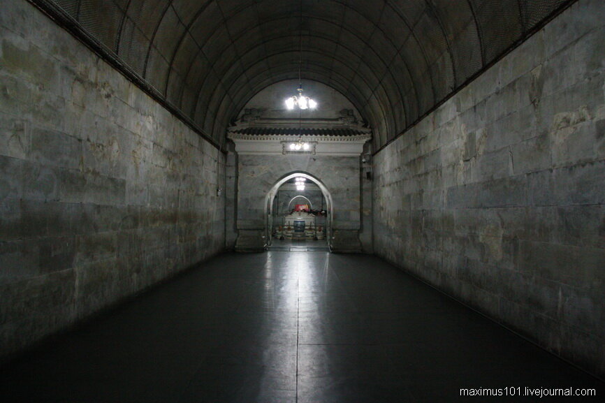 Коридор, ведущий в погребальную камеру гробницы Динлин, где был погребен император Ваньли.