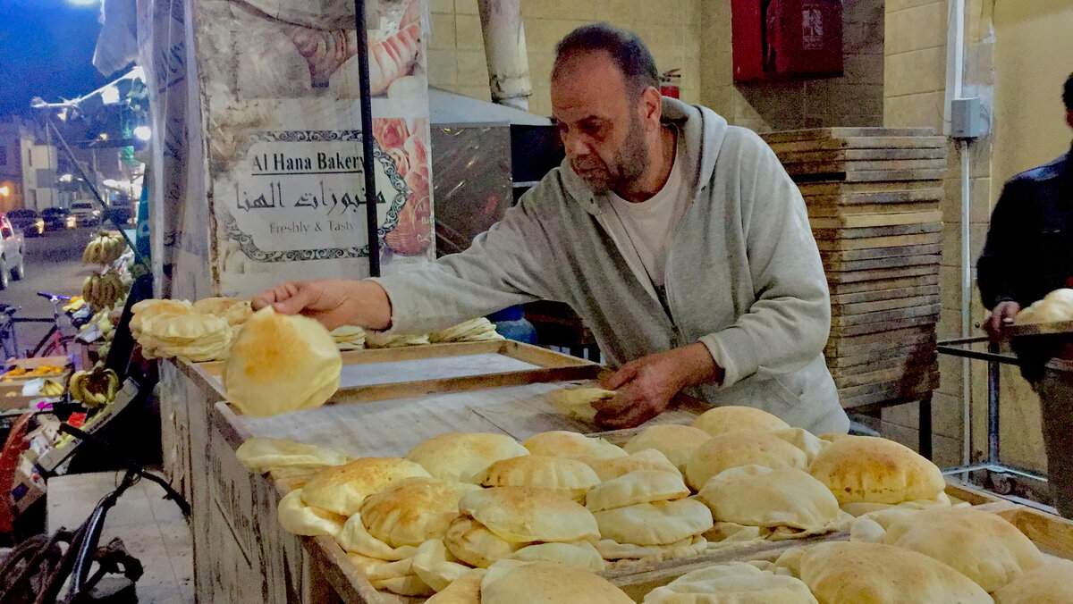 Хлеб мне посоветовали покупать только на улице, в специальных булочных