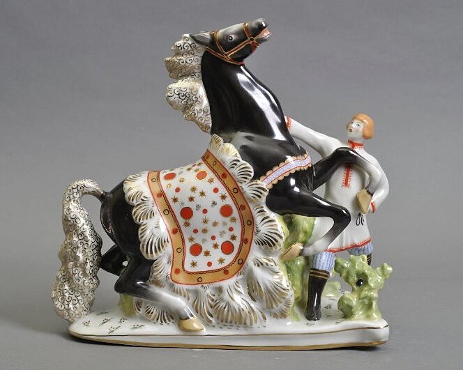 Средний брат с конем". Из триптиха "Конек-горбунок" 1938 год Размер:25 х 26,3 х 10,5 "Всероссийский музей декоративно-прикладного и народного искусства" источник https://goskatalog.ru/