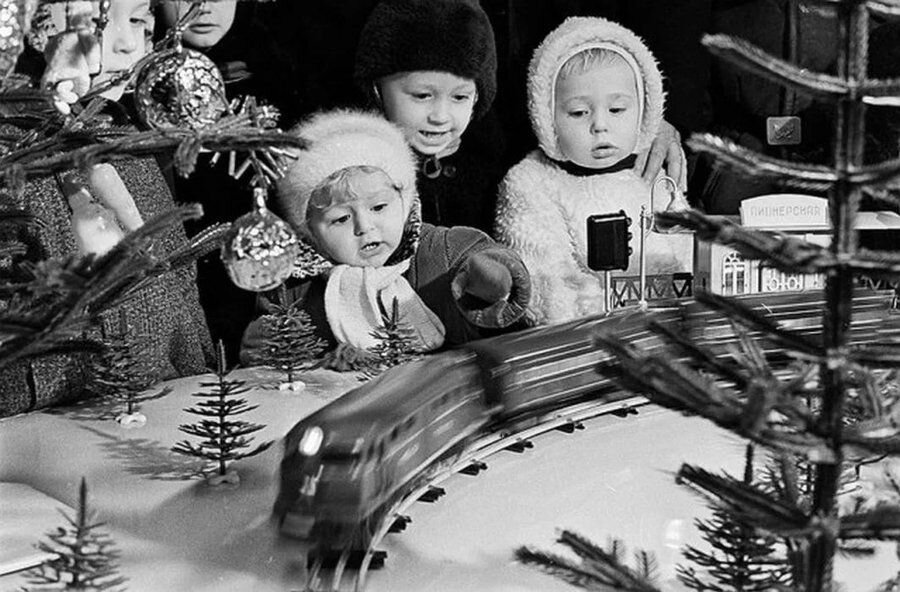Дети в магазине наблюдают за поездом. Источник фото: Pinterest