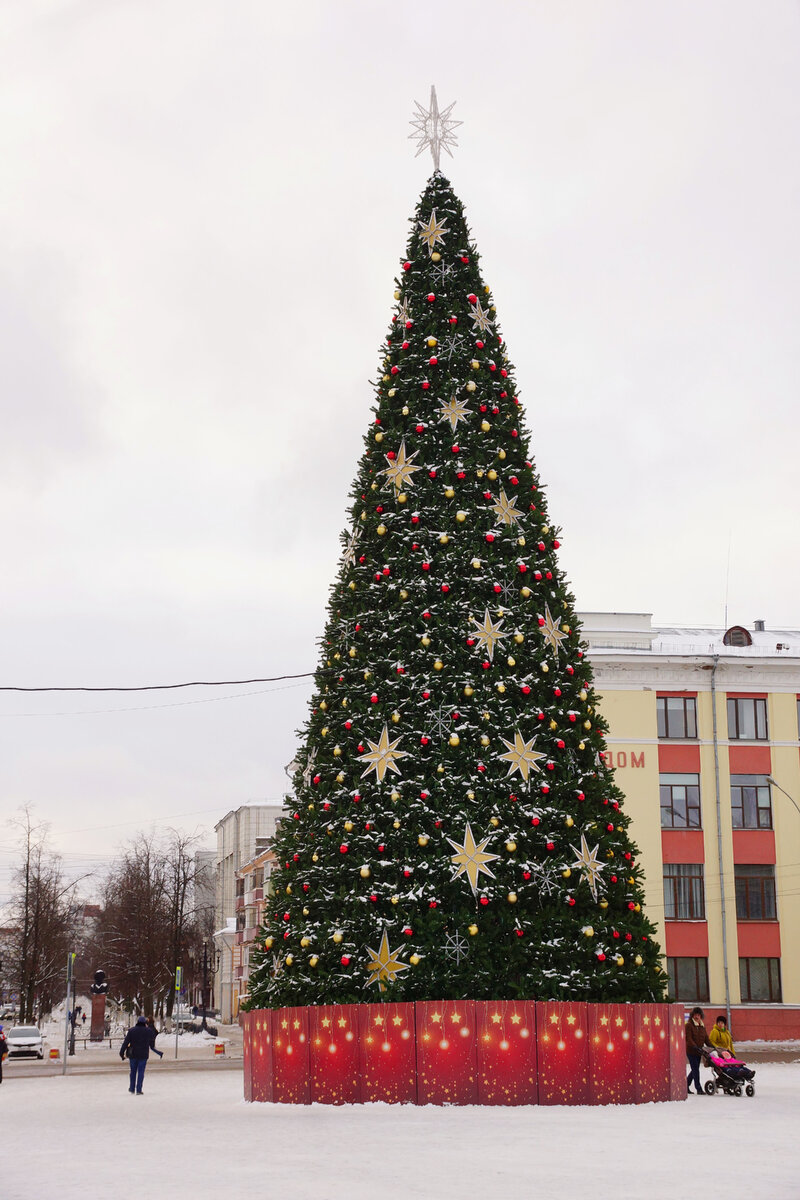 Главная елка города на площади Революции