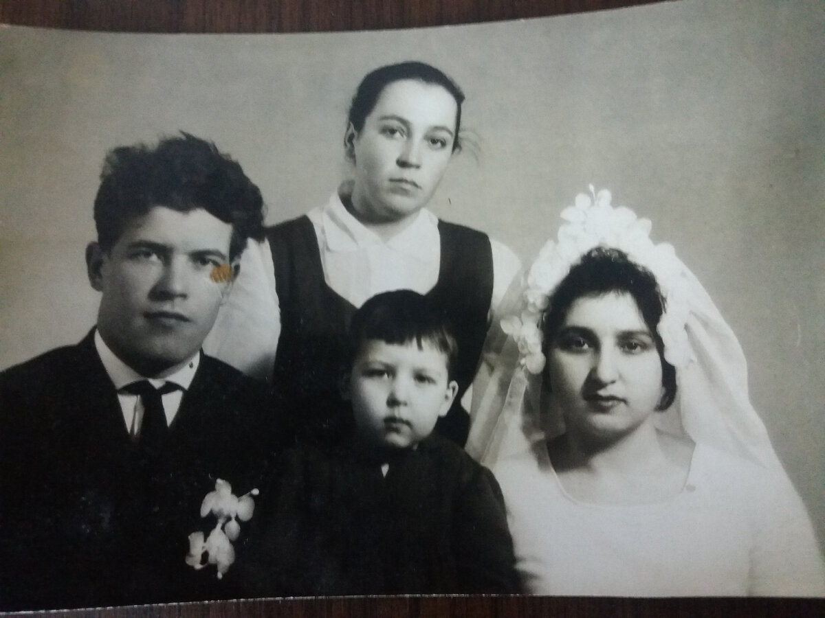 В верхнем ряду тетя Нина (сестра мачехи), а в нижнем - папа, я и Тася.