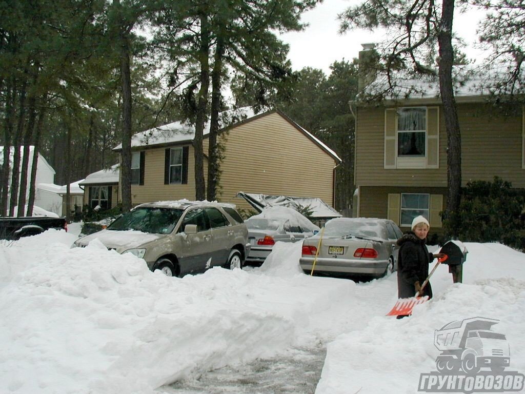 Убирать дорогу от снега в зимнее время должен тот, на кого эта обязанность возложена договором обслуживания или управления