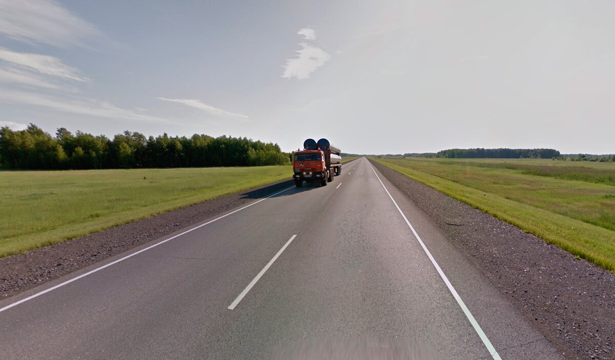 Типичная картинка - слева "встречка", справа ты, и никаких тебе безопасных обгонов