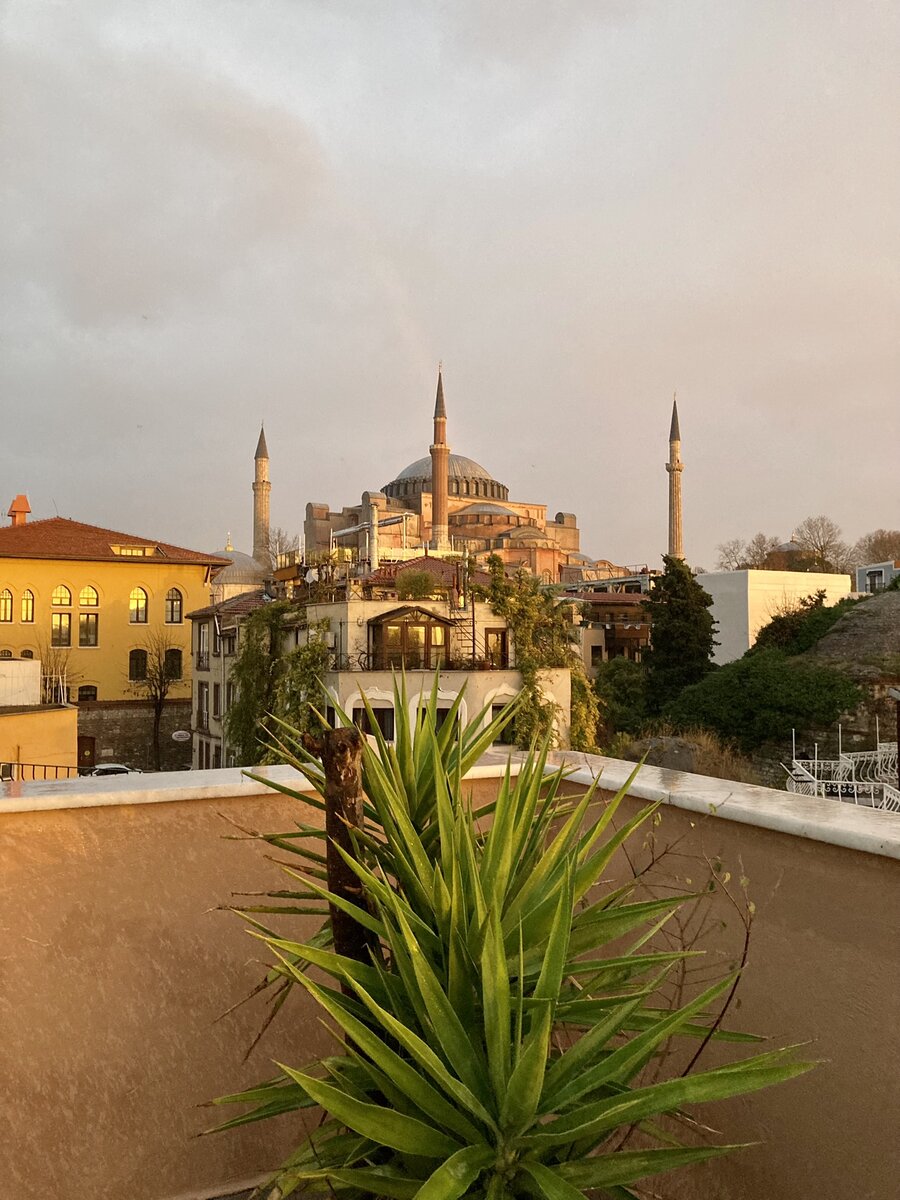 Айя- София в лучах рассветного солнца.