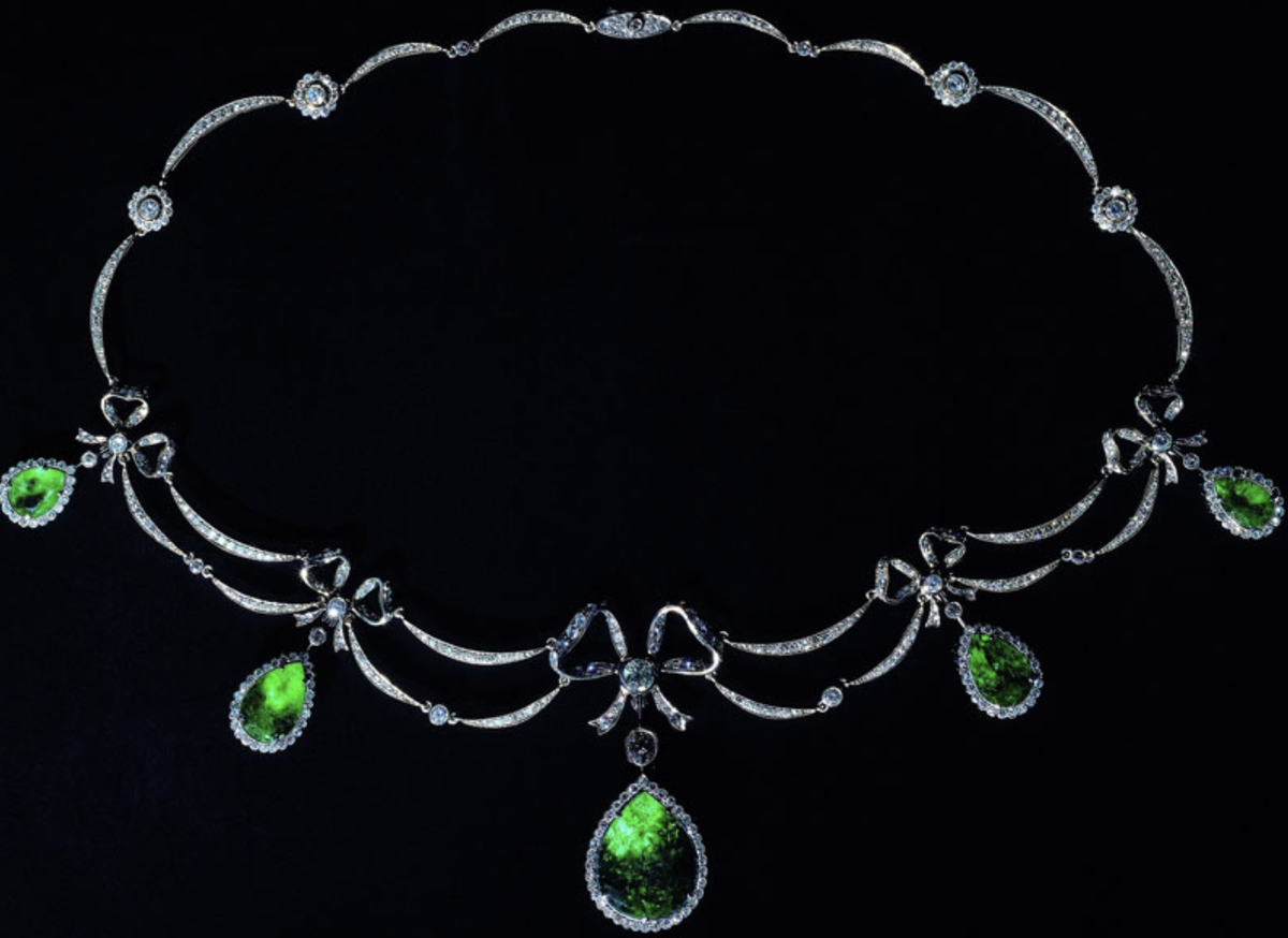 Не только пасхальные яйца создавал Андрей Георгиевич Ананов. Среди его творческих ювелирных работ много и женской красоты :) Это колье с колумбийскими изумрудами мне довелось увидеть лично. Скажу честно - изящнее и тоньше ювелирного украшения я еще не видела.