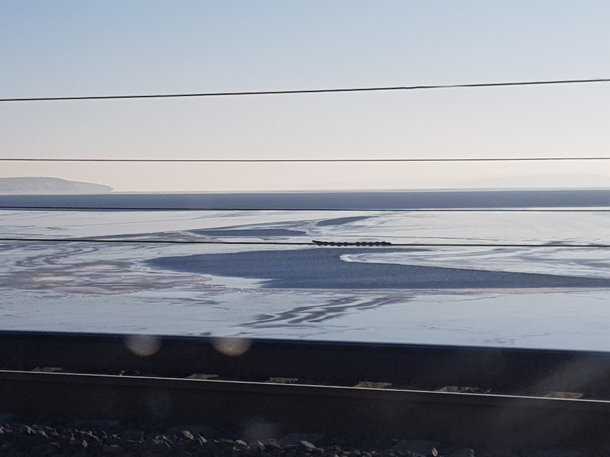 Средняя полоса России, начало декабря 2021г.: на Волге встаёт лёд. Скоро, когда МЧС разрешит, можно будет переправляться через водоём на грузовиках. Фото автора.