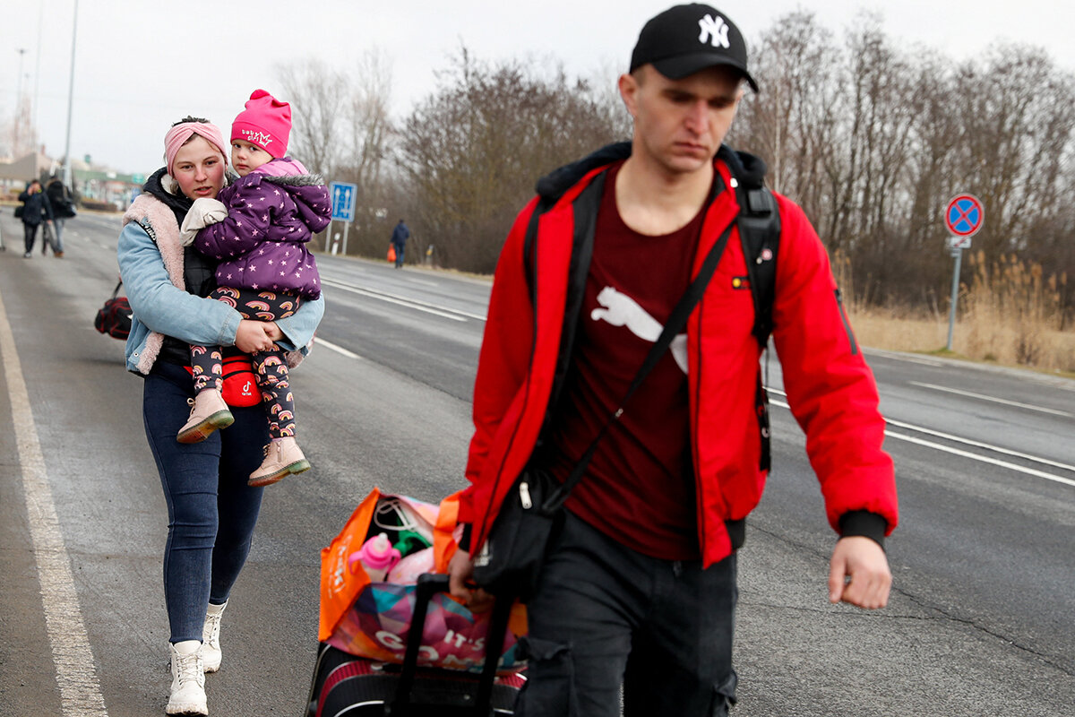 Люди покидают Украину, Берегшурань, Венгрия, 24 февраля 2022 года. Фото: Bernadett Szabo / Reuters