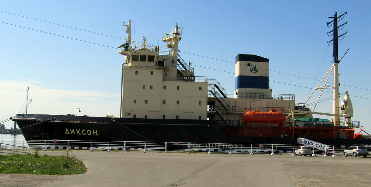 Ледокол "Диксон" в порту Архангельска