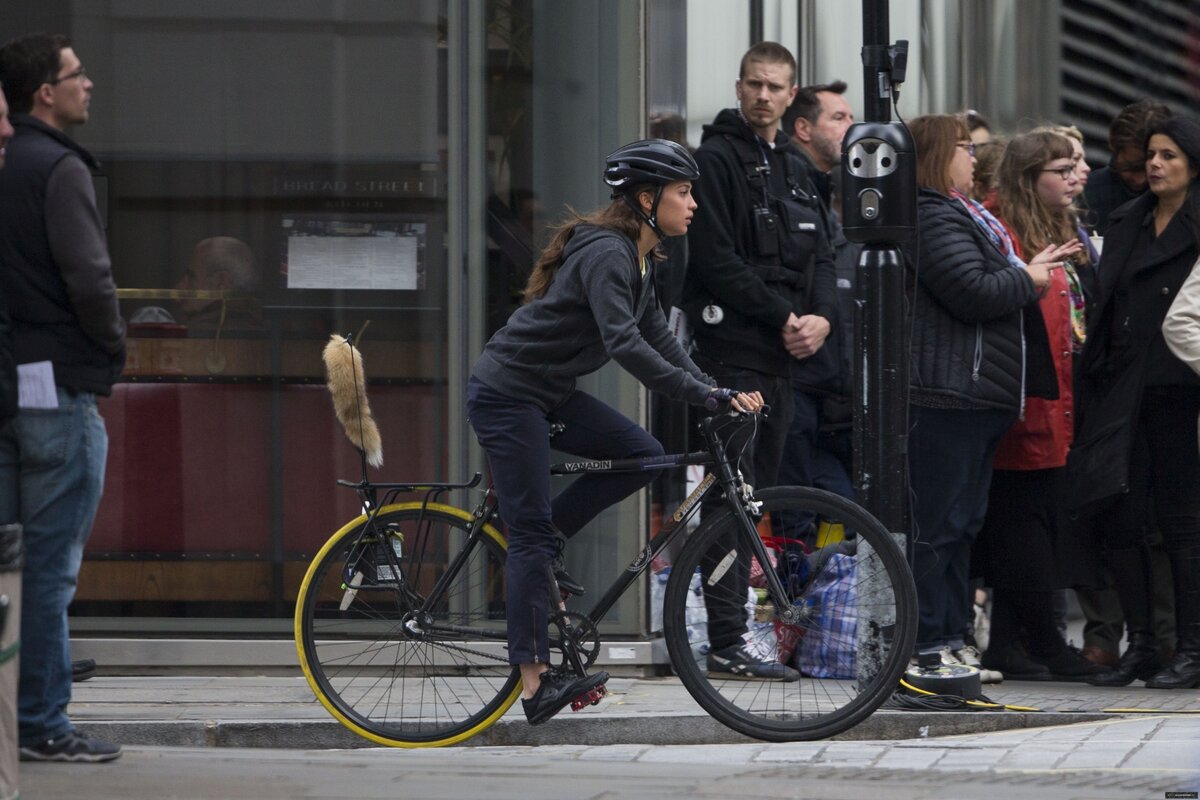 Лара на улицах Лондона