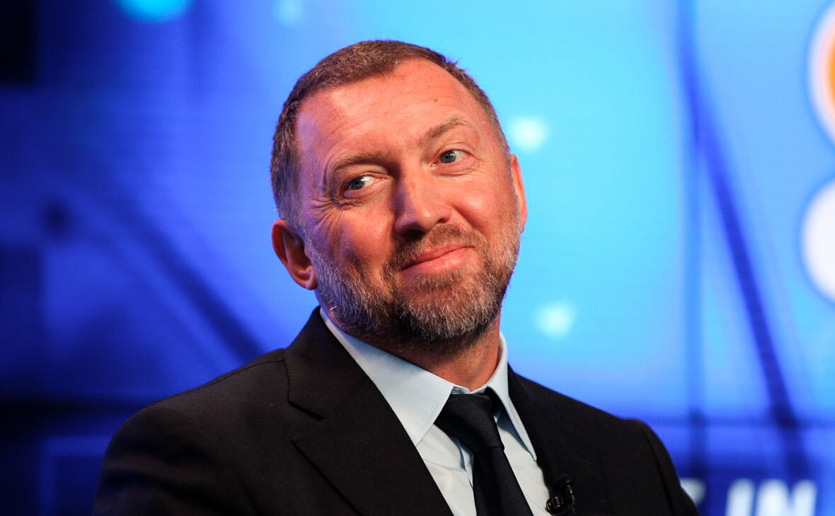 Уже редкость-Дерипаска улыбается.