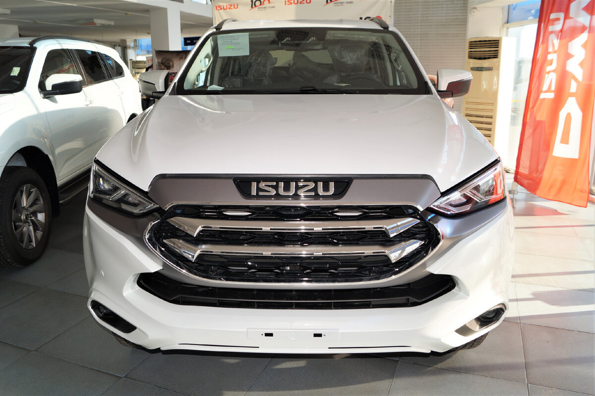 Вид спереди Isuzu MU-X