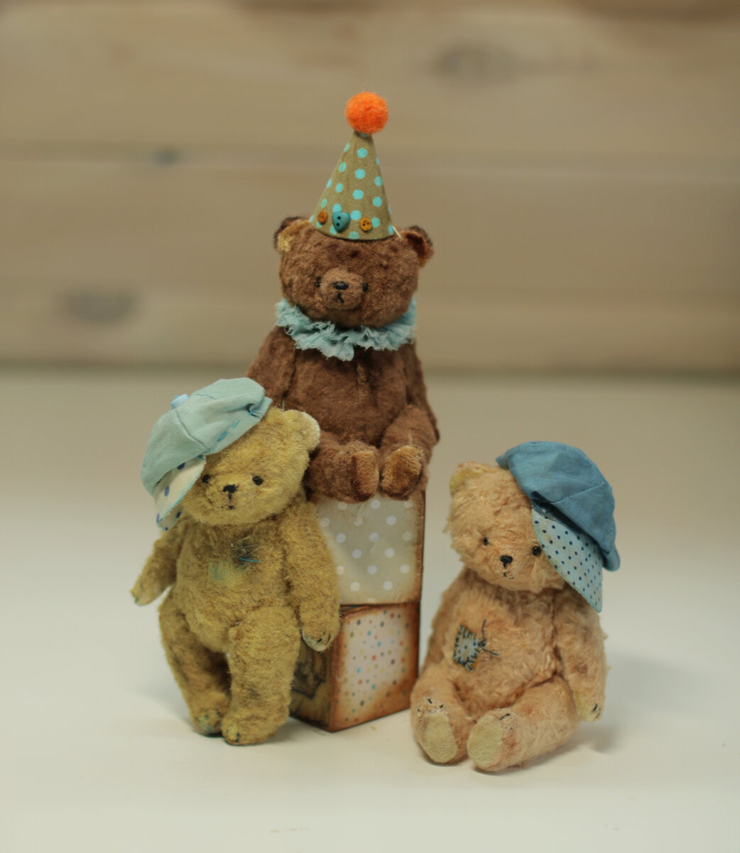 В этом мастер-классе мы предлагаем вам сшить Мишку Тедди 12 см. Эта выкройка похожа на классических мишек из нашего детства. Такого медвежонка приятно иметь в своей коллекции, его можно подарить друзьям, можно сделать в качестве игрушки для своего ребенка. 
Надеемся, вам понравится наш новый мастер-класс, и вы сошьёте не одного мишку по этой выкройке))