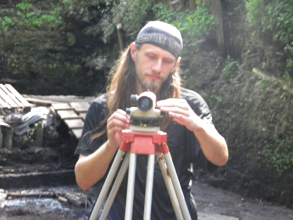 крутишь рычажки какого-то приборчика