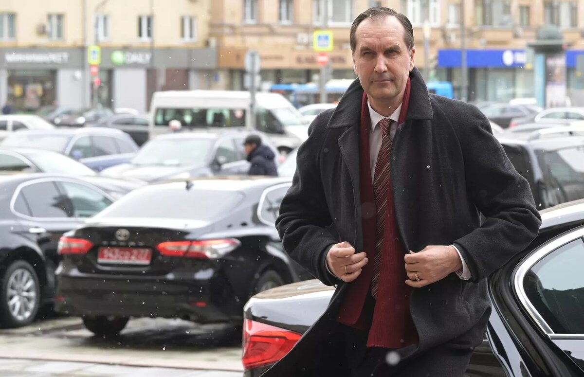 Чрезвычайный и полномочный посол Латвии в РФ Марис Риекстиньш у здания в МИД РФ в Москве